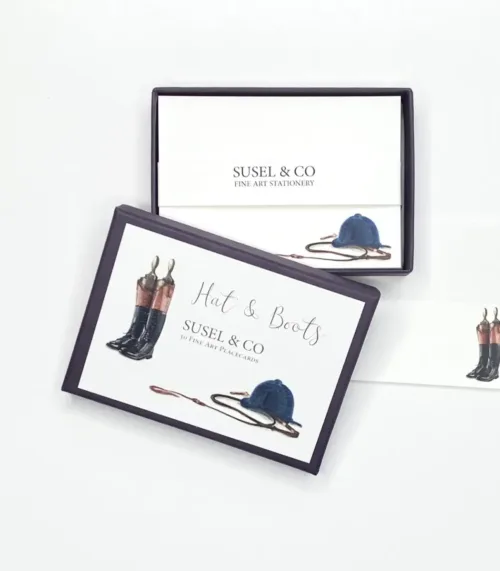 Platzkarten-mit-Reitstiefel-Reithelm-Susel-and-Co-Britain-Tours-and-More