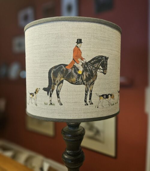 Lampenschirm-mit-Jagdreiter-und-Meute-4-Britain-Tours-and-More